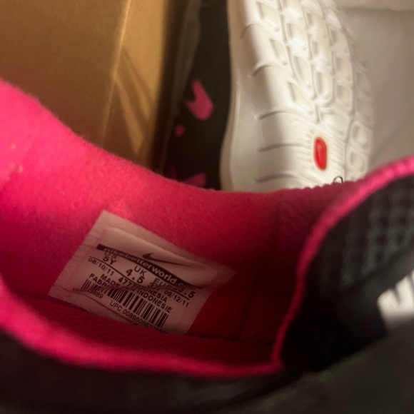 Nike Free Run Girls 5Y 💖🏃‍♀️🖤 - Picture 5 of 8